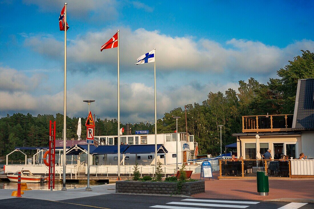 Pizzeria-Restaurant im Hafen von Nagu oder auf der Insel Nauvo in Väståboland in Pargas im südwestfinnischen Schärengarten von Turku. Die Schärenringstraße oder Saariston rengastie ist voll von Dingen, die man sehen, tun und unternehmen kann. Der Schärenweg kann im oder gegen den Uhrzeigersinn befahren werden. Er beginnt in der historischen Stadt Turku und führt durch ländliche Schärendörfer und erstaunliche Ostseelandschaften. Der Weg kann von Anfang Juni bis Ende August begangen werden.