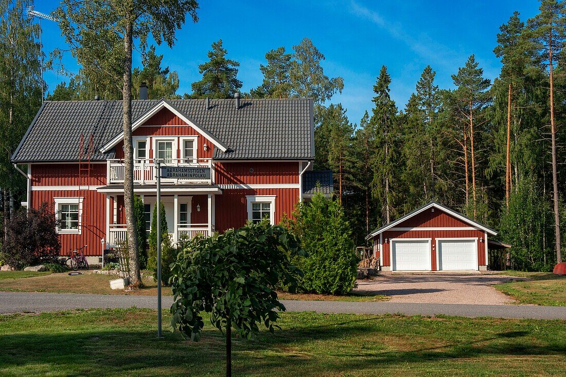 Typisches Holzhaus im Dorf Nagu oder auf der Insel Nauvo in Väståboland in Pargas im südwestfinnischen Schärengebiet von Turku. Die Schärenringstraße oder Saariston rengastie ist voll von Dingen, die man sehen, tun und unternehmen kann. Der Schärenweg kann im oder gegen den Uhrzeigersinn befahren werden. Er beginnt in der historischen Stadt Turku und führt durch ländliche Schärendörfer und erstaunliche Ostseelandschaften. Der Weg kann von Anfang Juni bis Ende August begangen werden.