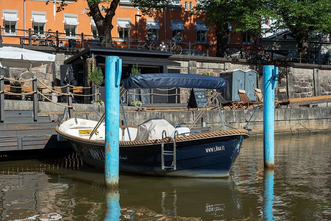 Vermietung von Elektrobooten auf dem Fluss Aura in Turku Finnland.