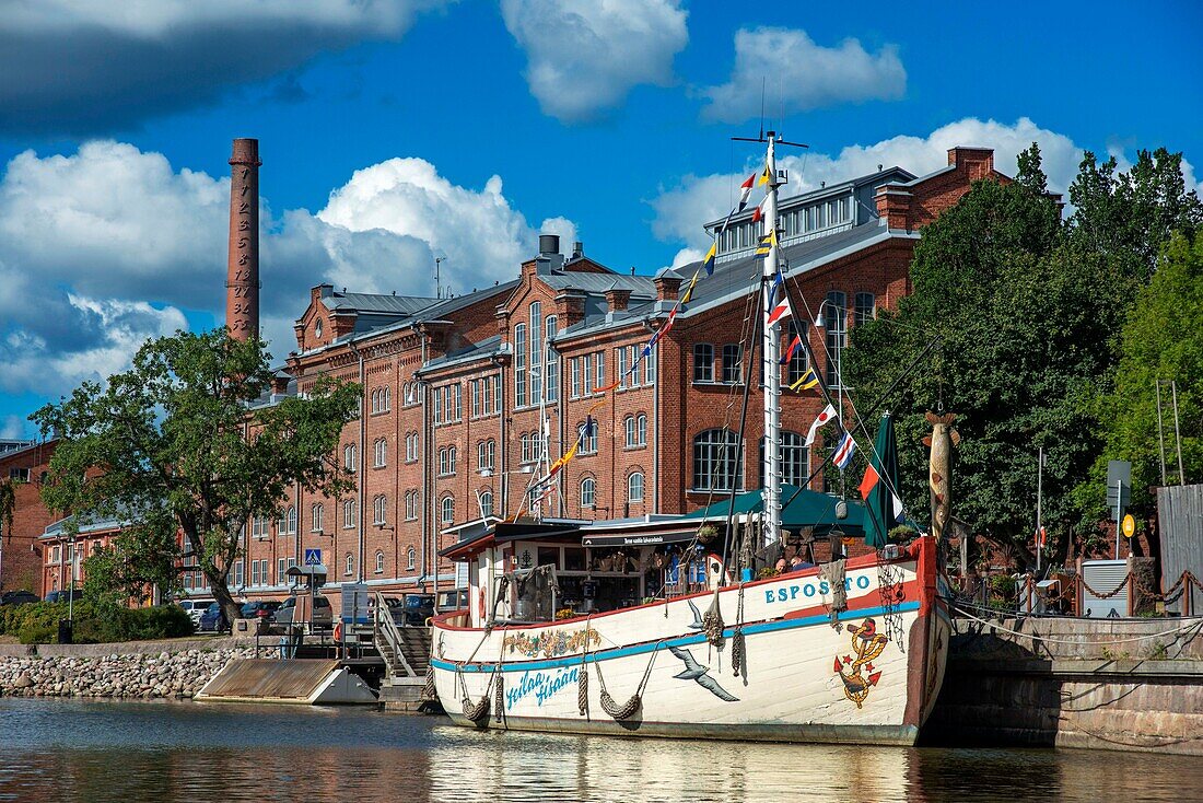 Altes Rathaus und Gebäude am Ufer des Flusses Aura in Turku Finnland.