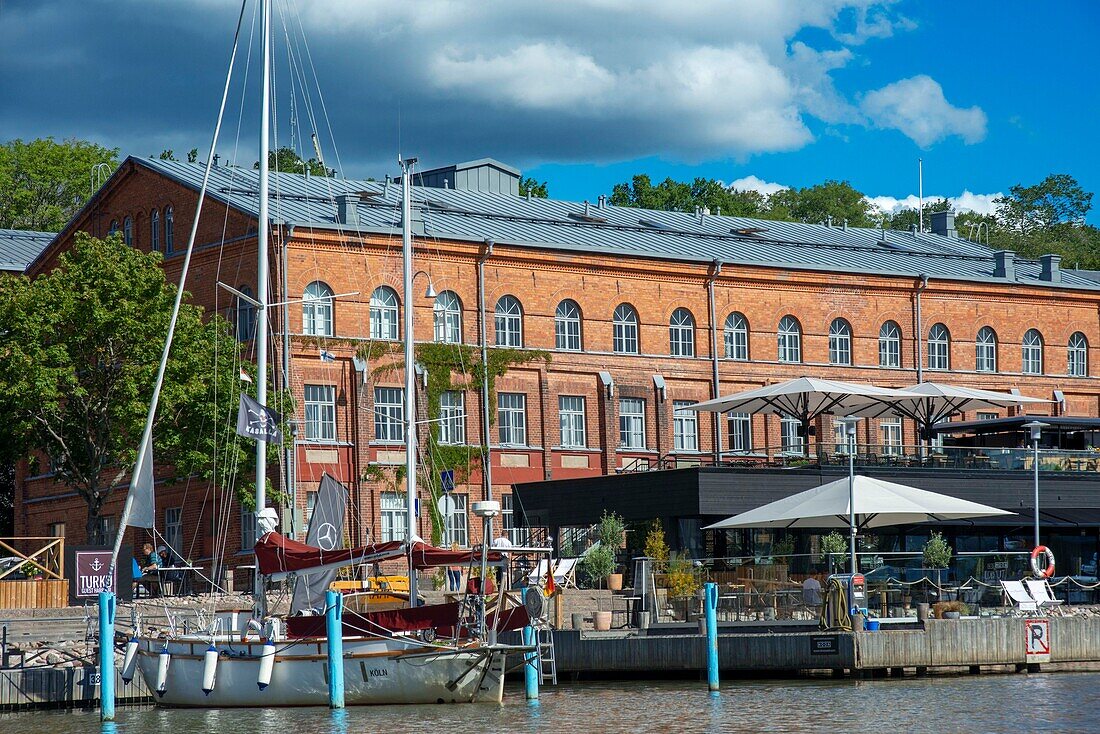 Altes Rathaus und Gebäude am Ufer des Flusses Aura in Turku Finnland.