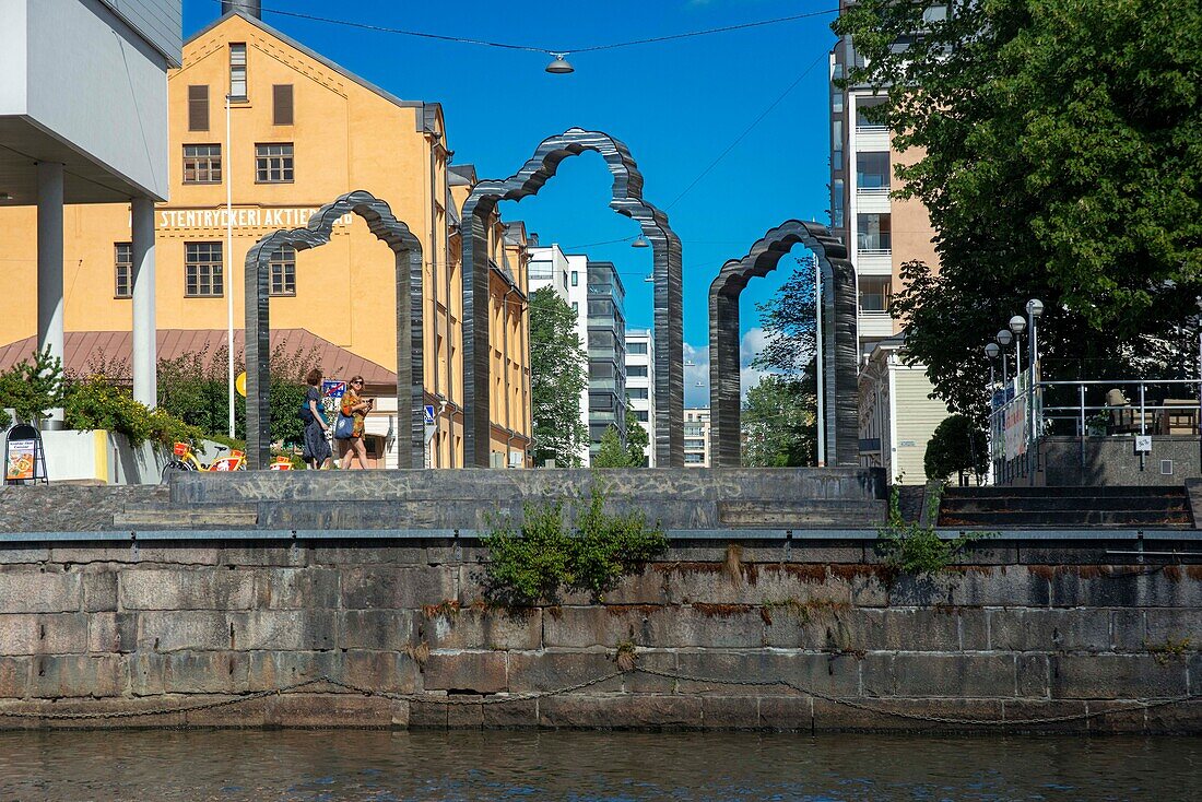 Promenade am Ufer des Flusses Aura in Turku Finnland.