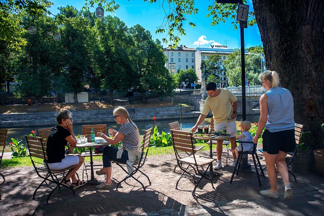 Cafe-Bar und Restaurants am Ufer des Flusses Aura Aurajoki im historischen Zentrum von Turku, Finnland