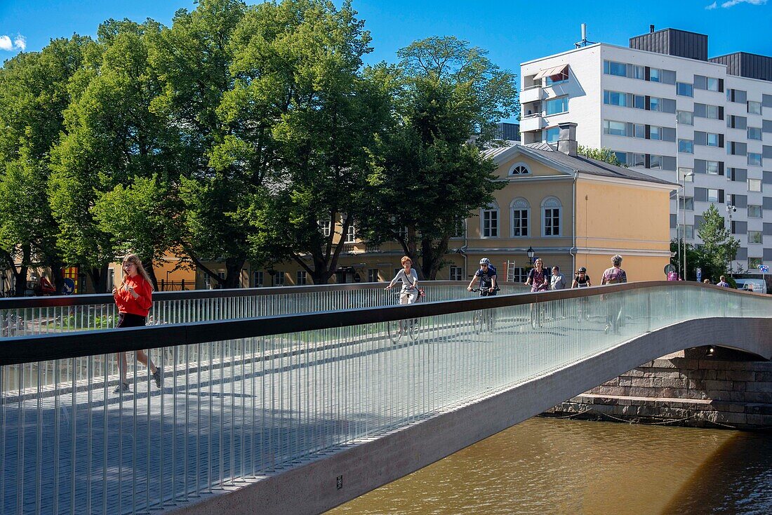 Kirjastosilta-Fußgängerbrücke im Stadtzentrum von Turku, Finnland