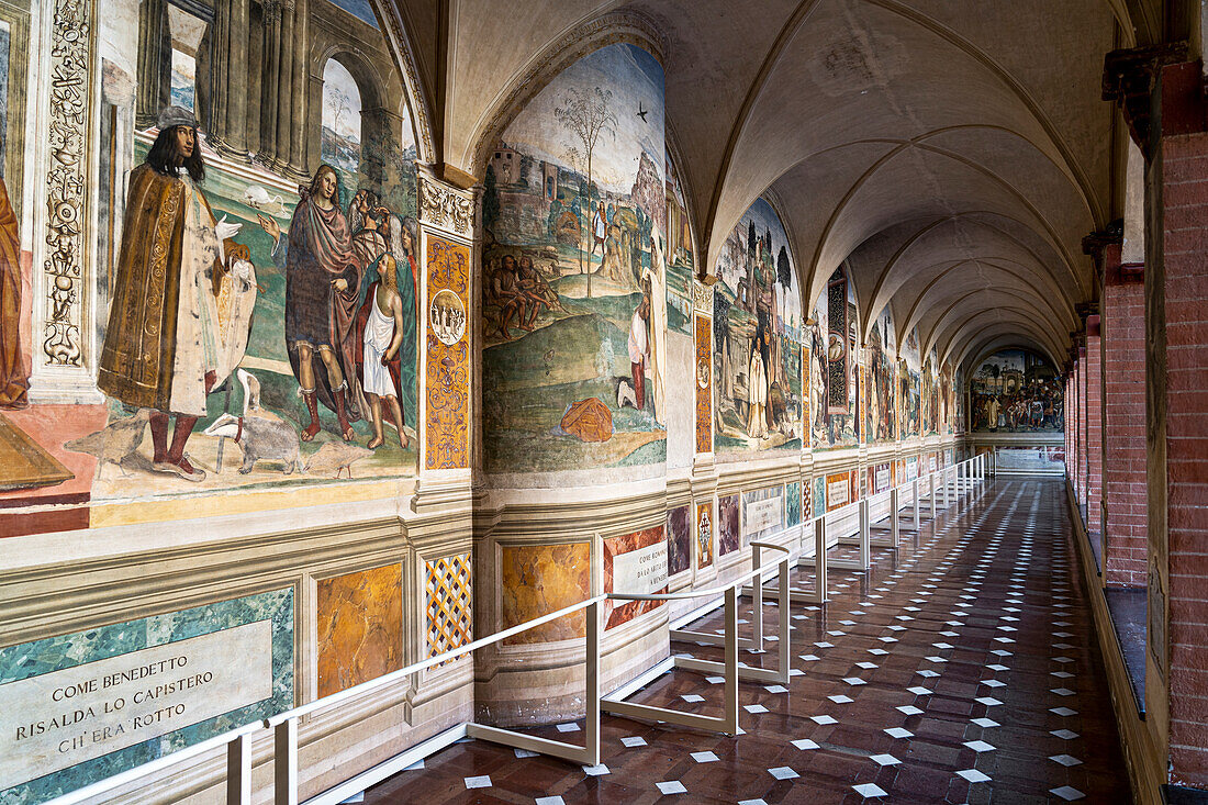 Der Kreuzgang der antiken Kirche Abbazia di Monte Oliveto Maggiore. Asciano, Siena, Toskana, Italien, Europa.