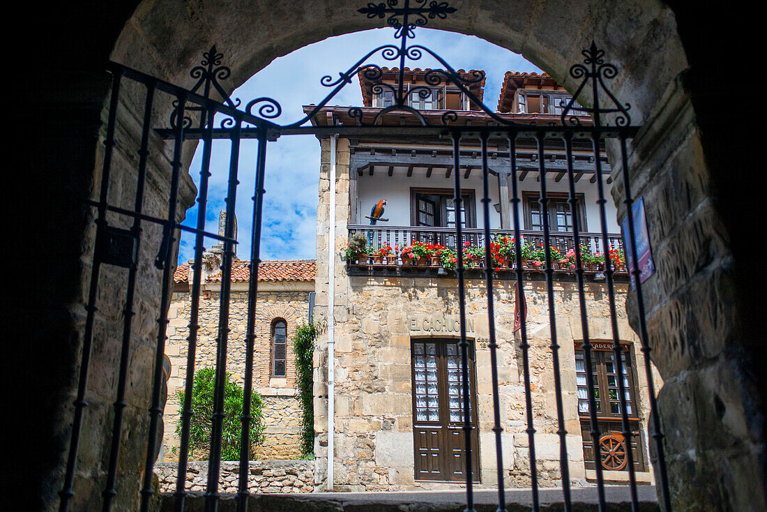 Vorbei an mittelalterlichen Gebäuden entlang der gepflasterten Straße Calle Del Canton in Santillana del Mar, Kantabrien, Nordspanien