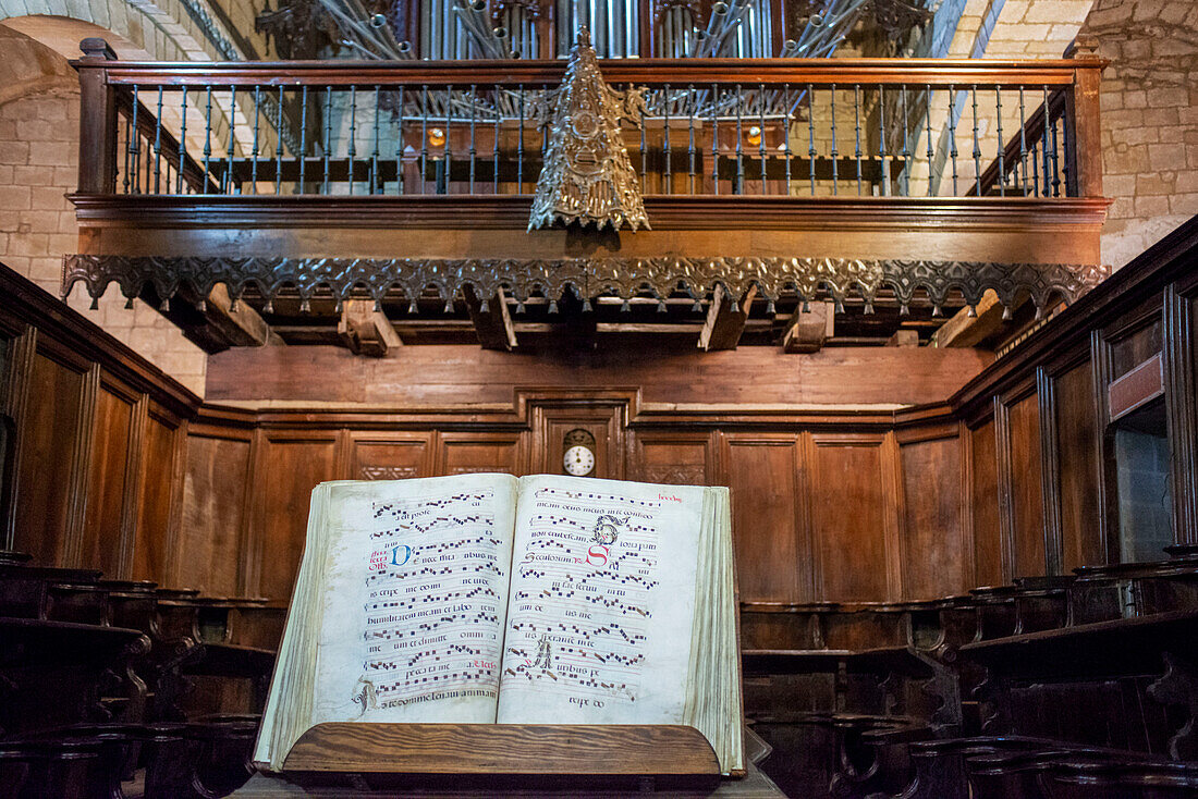 Chor und Orgel im Inneren des Kreuzgangs der Kirche La Colegiata de Santa Juliana, Santillana del Mar, Kantabrien, Spanien