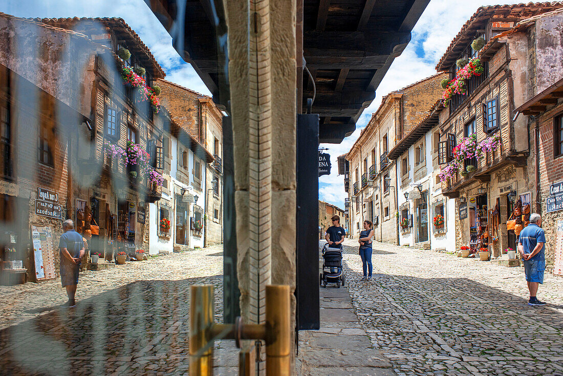 Vorbei an mittelalterlichen Gebäuden entlang der gepflasterten Straße Calle Del Canton in Santillana del Mar, Kantabrien, Nordspanien