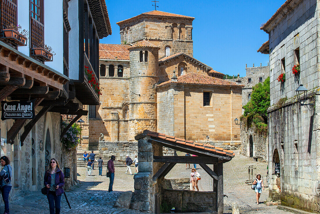 Romanische Klosterkirche La Colegiata de Santa Juliana de Santillana del Mar, Kantabrien, Spanien