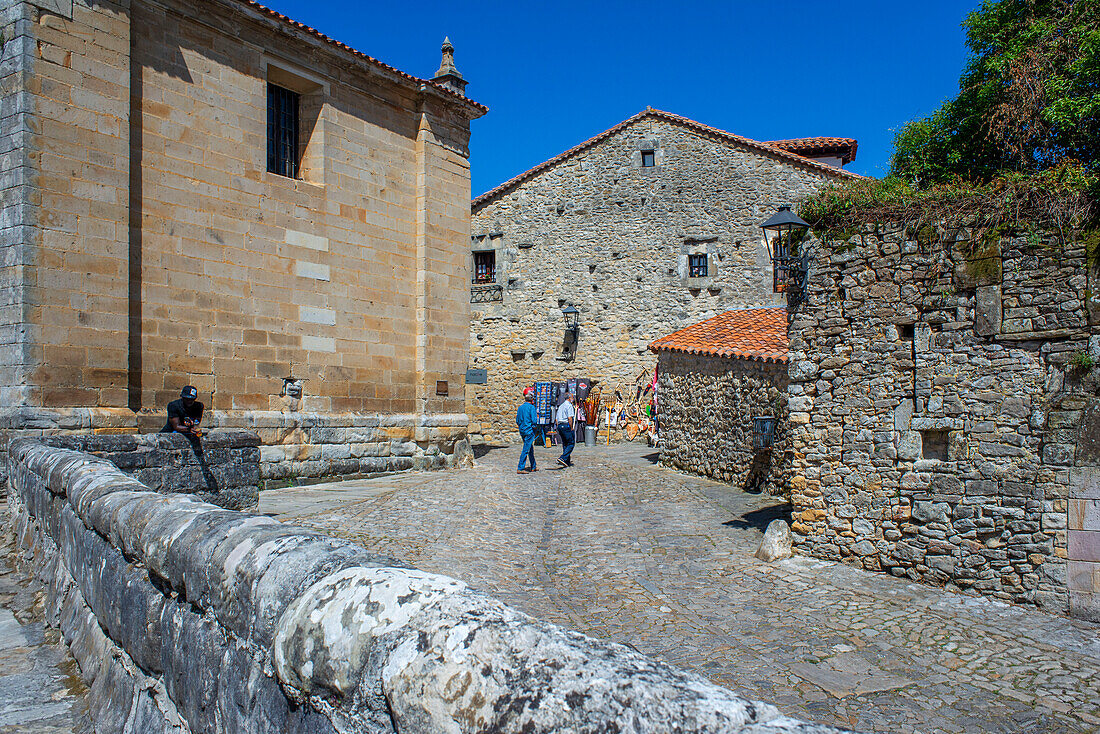 Vorbei an mittelalterlichen Gebäuden entlang der gepflasterten Straße Calle Del Canton in Santillana del Mar, Kantabrien, Nordspanien