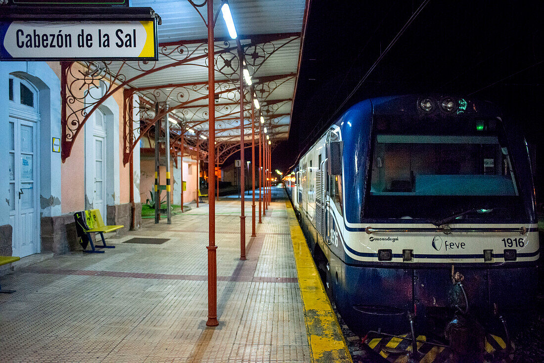 Außenwagen des Luxuszuges Transcantabrico Gran Lujo auf einer Reise durch Nordspanien, Europa. Der Zug hielt während der Nacht in Cabezon de la Sal an.