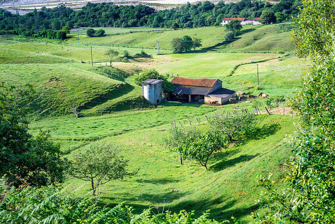 Luftaufnahme eines Bauernhofs und eines Hauses des ländlichen Tourismus in Llanes, Asturien