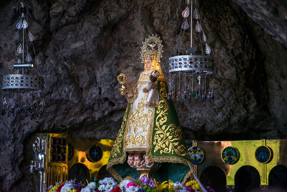 Unsere Liebe Frau von Covadonga. Die Heilige Jungfrau Maria und ein ihr gewidmeter Marienschrein in der katholischen Kirche Basílica de Santa María la Real de Covadonga in Cangas de Onis, Picos de Europa, Asturien, Spanien, Europa.