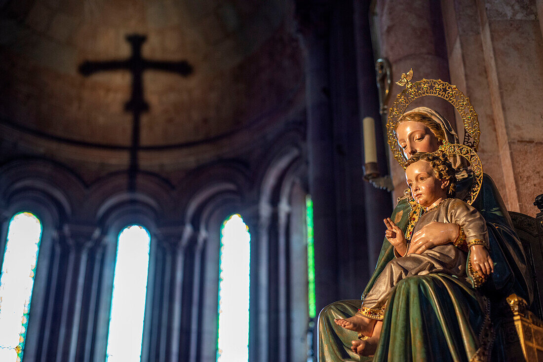 Im Inneren der katholischen Kirche Basílica de Santa María la Real de Covadonga in Cangas de Onis, Picos de Europa, Asturien, Spanien, Europa.