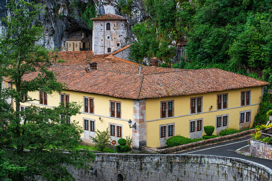 Grotte der katholischen Kirche Basílica de Santa María la Real de Covadonga in Cangas de Onis, Picos de Europa, Asturien, Spanien, Europa.