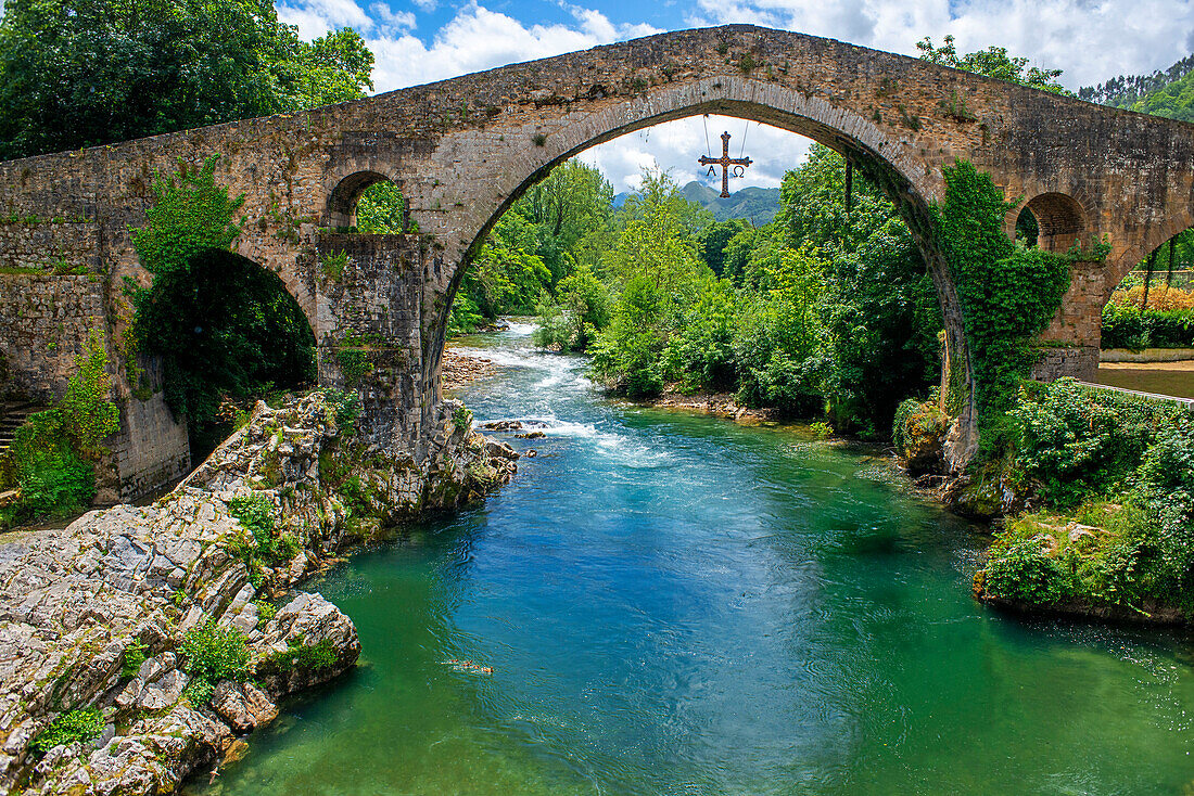 Die "Römische Brücke" über den Sella-Fluss mit Buckel. Cangas de Onis, Asturien, Spanien
