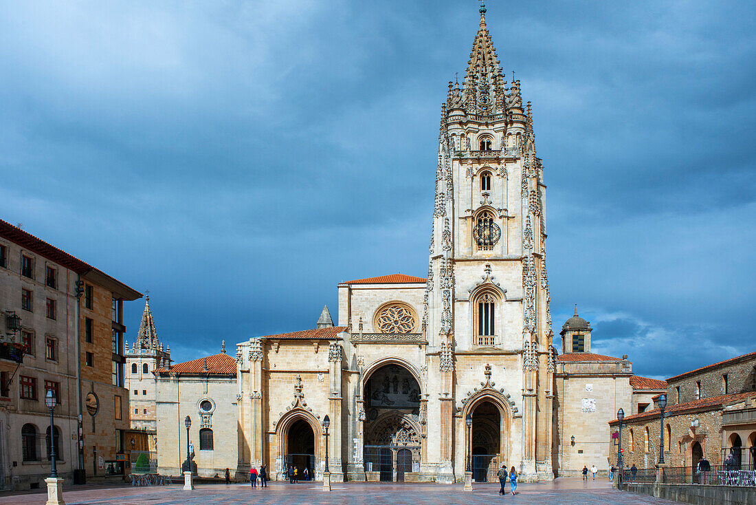 Kathedrale San Salvador von Oviedo auf der Plaza Alfonso II el Casto in Oviedo, Asturien, Spanien.