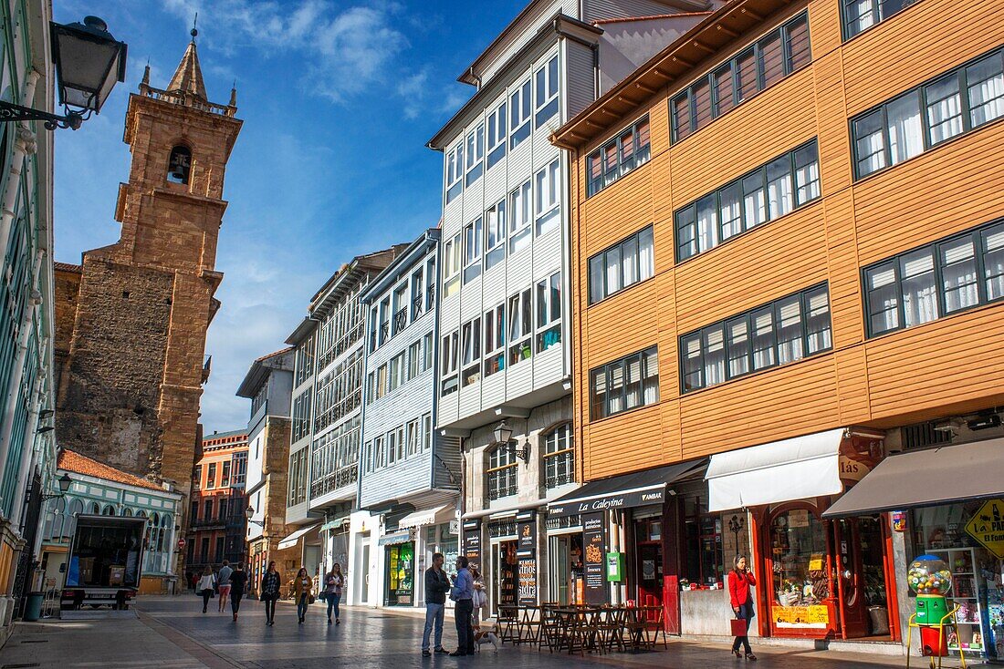 Straße Fierro und Kirche San Isidoro el Real im Zentrum von Oviedo, Asturien, Spanien