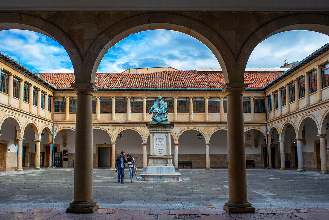 Innenhof und Statue von Fernando de Valdes Salas. Universität Oviedo. Oviedo, Asturien, Spanien, Europa