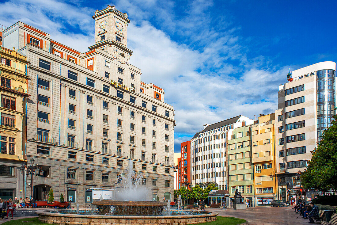 Gebäude der Cajastur-Bank und Brunnen auf der Plaza de la Escandalera in Oviedo in der Region Asturien, Spanien