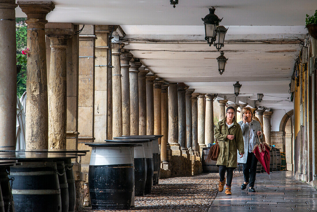 Arkaden und Säulen in der Calle Galiana in der berühmten antiken Stadt Aviles, Asturien, Spanien.