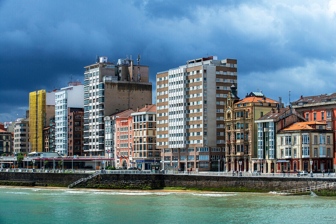 Promenade, the beach of San Lorenzo seen from the church of San Pedro. Cimadevilla, Gijón, Asturias, Spain, Europe