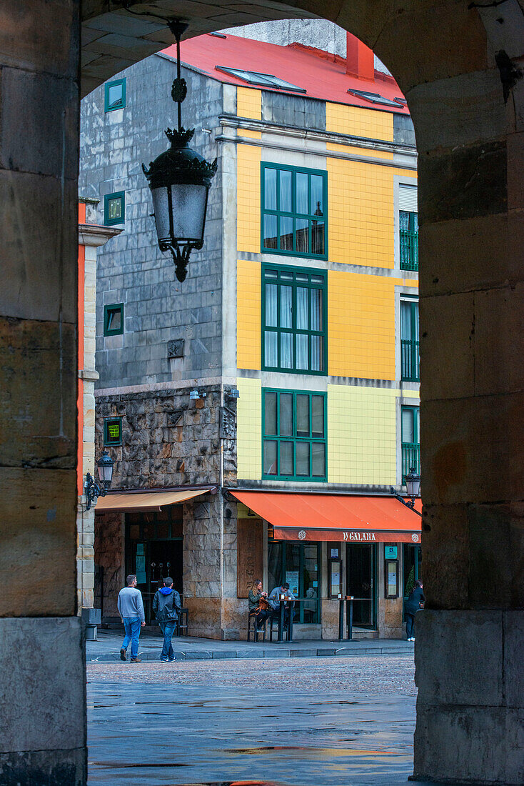 Bögen auf dem Hauptplatz Plaza Mayor im Stadtteil Cimadevilla, Gijón, Asturien, Spanien, Europa