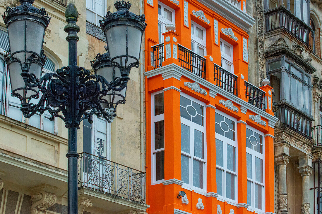 Modernistisches farbenfrohes Haus, Indiano galicischer Stil. Ribadeo. Bunte Gebäude am Plaza de España, Ribadeo, Provinz Lugo, Galicien, Spanien, Europa.