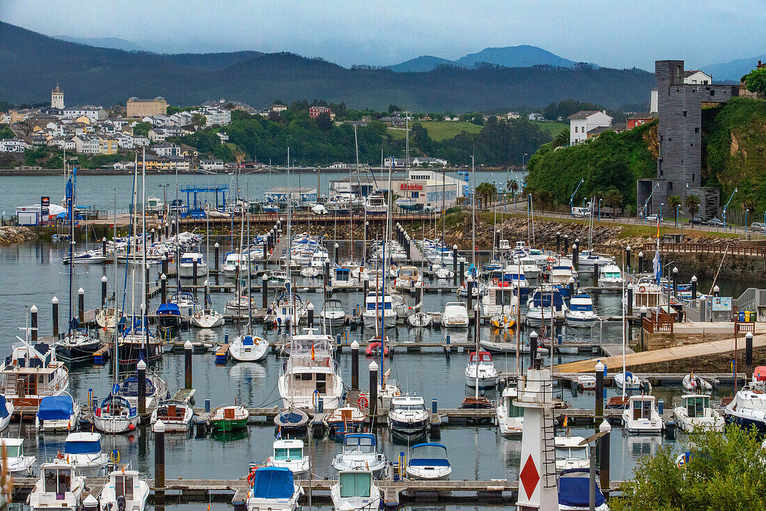Der Hafen von Ribadeo an der Mündung des Eo, Brücke, die die Regionen Galicien und Asturien verbindet, im Norden Spaniens, Europa