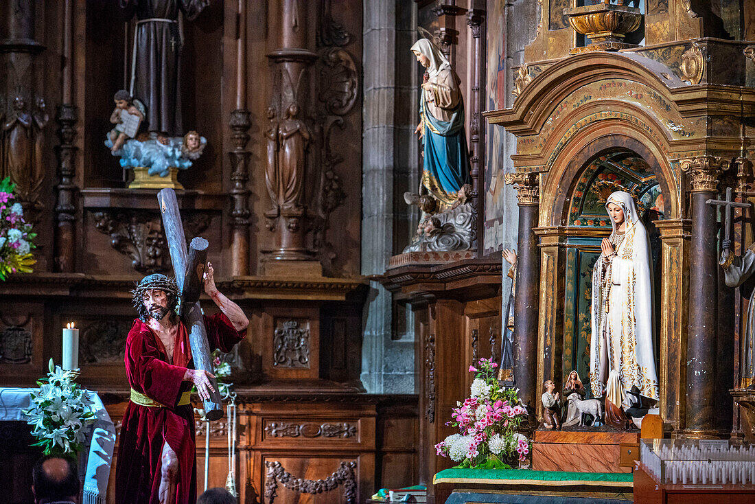 Viveiro convento e igrexa das concepcionistas. Jesus, der das Kreuz trägt, und die Jungfrau von Lourdes. Viveiro, Lugo, Galicien, Spanien, Europa