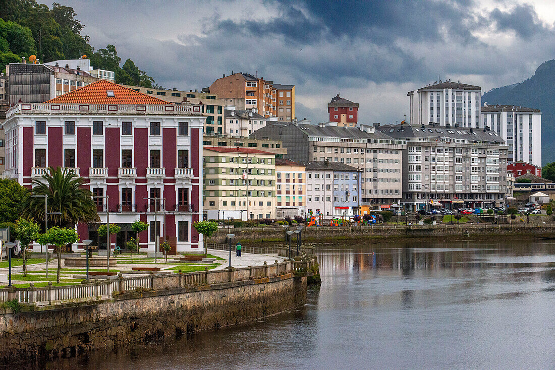 Blick auf das Dorf Viveiro und die Stuary und Wohnhäuser von Viveiro. Lugo, Galicien, Spanien.