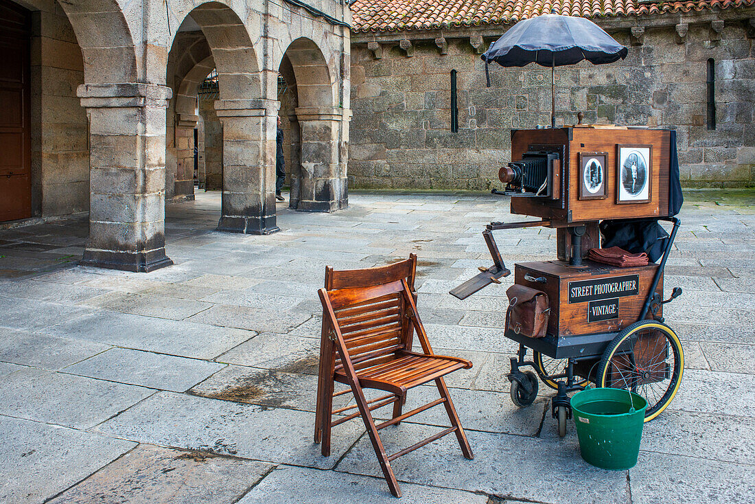 Straßenfotograf beim Fotografieren mit einer alten handgefertigten Kamera in Santiago de Compostela, Spanien.