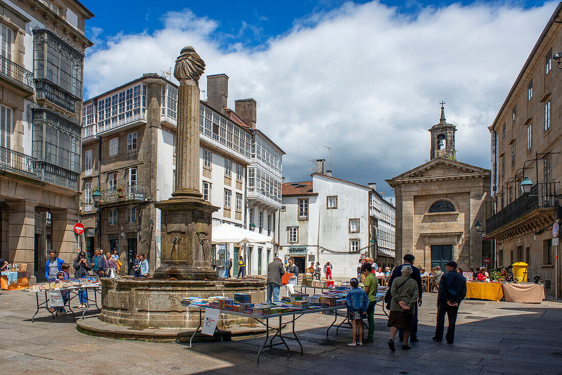 Der Buchladen am Plaza Cervantes im historischen Stadtzentrum ist bei Pilgern, Touristen und Einheimischen gleichermaßen beliebt Santiago de Compostela, Galicien, Spanien