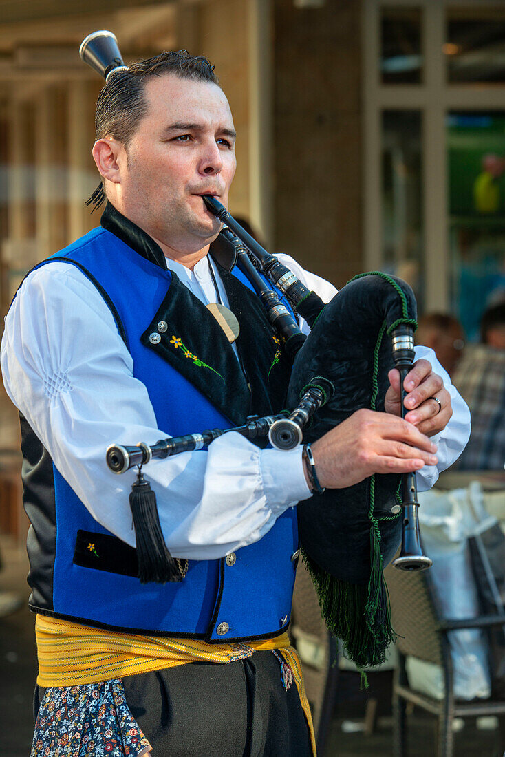 Traditionelle Musik in Galicien. Gaiteiros Rio de anxo. Altstadt, Santiago de Compostela, UNESCO-Weltkulturerbe, Galicien, Spanien.