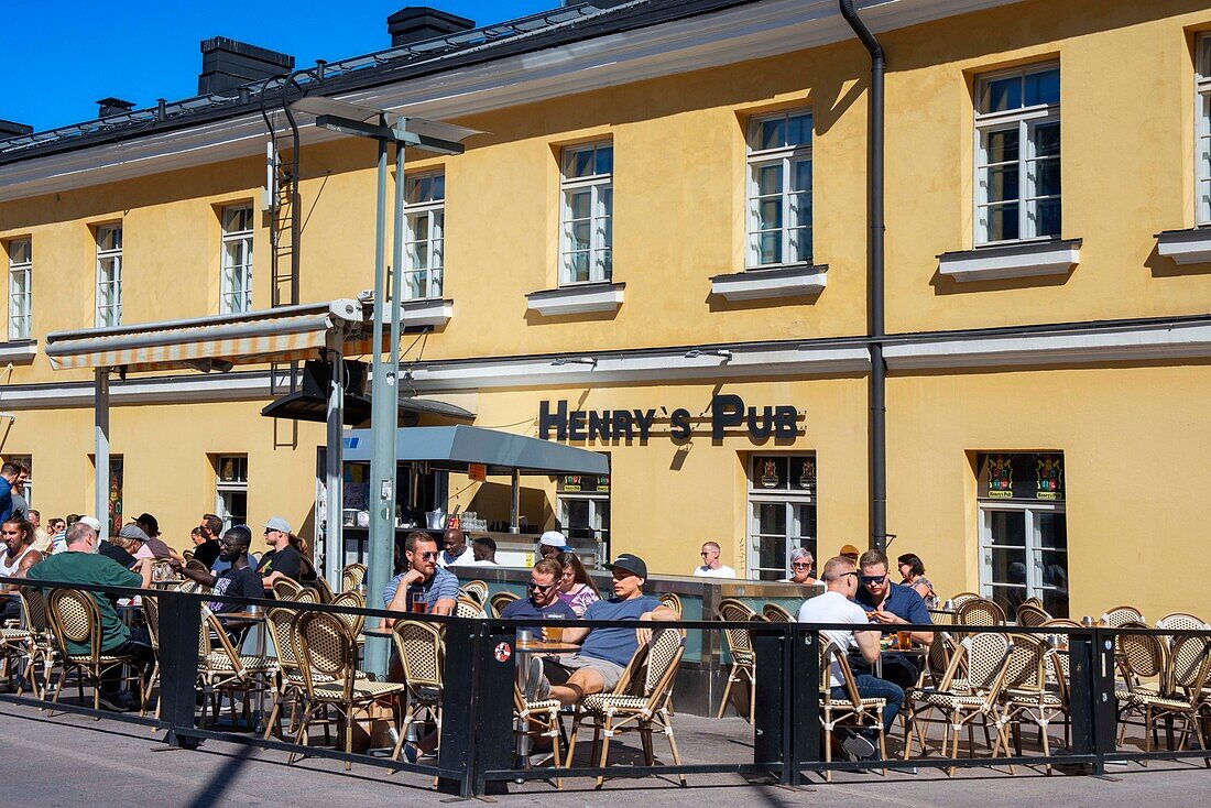 Restaurant mit Außenterrasse. Henry's Pub Helsinki in Finnland