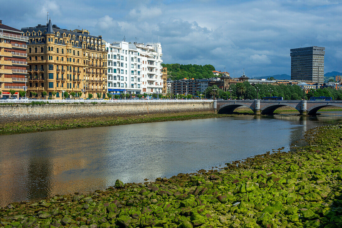 Blick auf die Brücke Santa Catalina über den Rio Urumea San Sebastian Donostia Baskenland Spanien