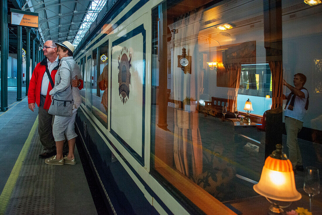 Willkommen im Transcantabrico Gran Lujo, dem Luxuszug für Reisen durch Nordspanien, Europa. Bahnhof Bilbao La concordia.