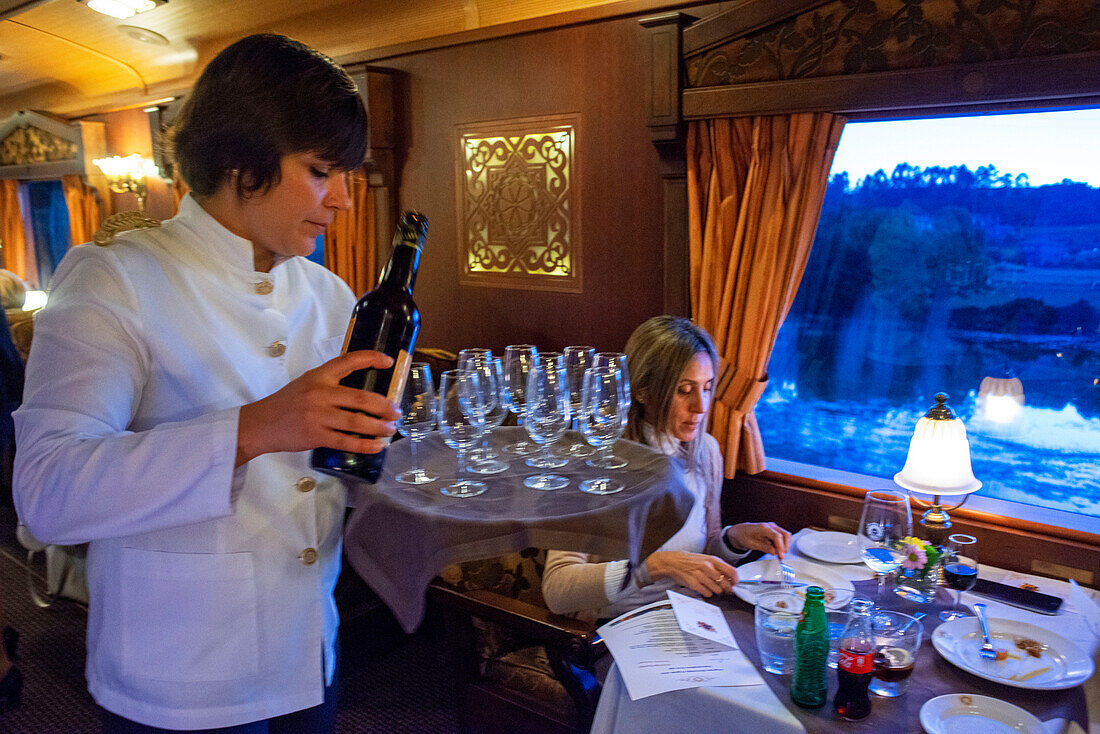 Innenraum eines Restaurantwagens des Transcantabrico Gran Lujo Luxuszuges, der durch Nordspanien fährt, Europa.