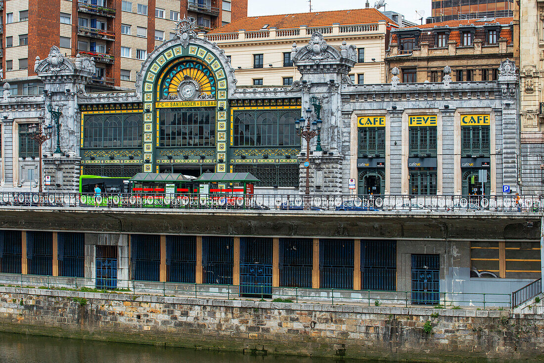 Bunte Häuser und Wohnungen am Ufer des Flusses Nervion. Altstadt (Casco Viejo), Bilbao, Spanien.