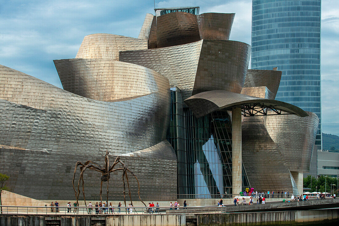 Spanien, Blick bei Sonnenuntergang auf das von Frank Gehry entworfene Guggenheim-Museum im Zentrum von Bilbao, Nordspanien.