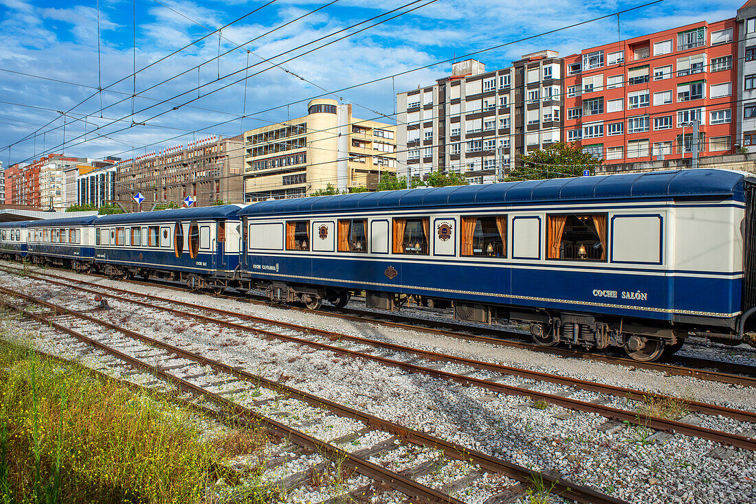 Außenwagen des Luxuszuges Transcantabrico Gran Lujo auf der Fahrt durch Nordspanien, Europa.