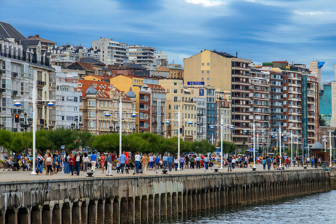 Panoramablick auf die Strandpromenade am Meer, Santander, Kantabrien, Nordspanien.