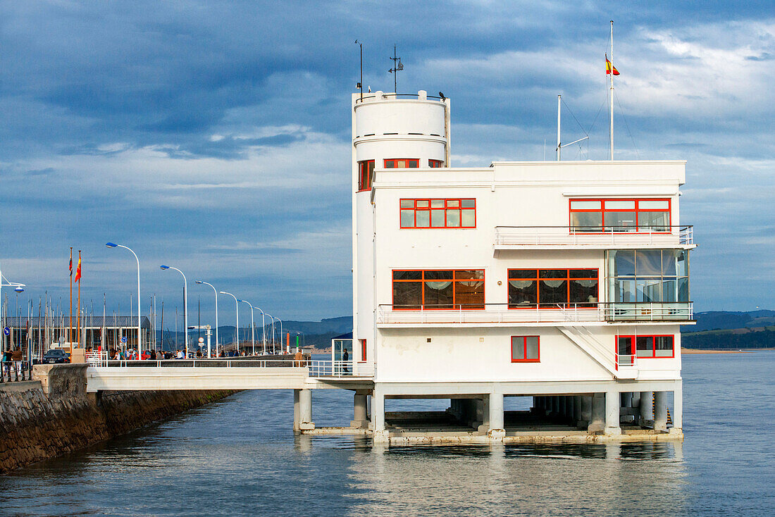 Kunstskulptur LOS RAQUEROS am Hafen Puerto Chico in Santander Nordspanien, Santander, Kantabrien, Spanien