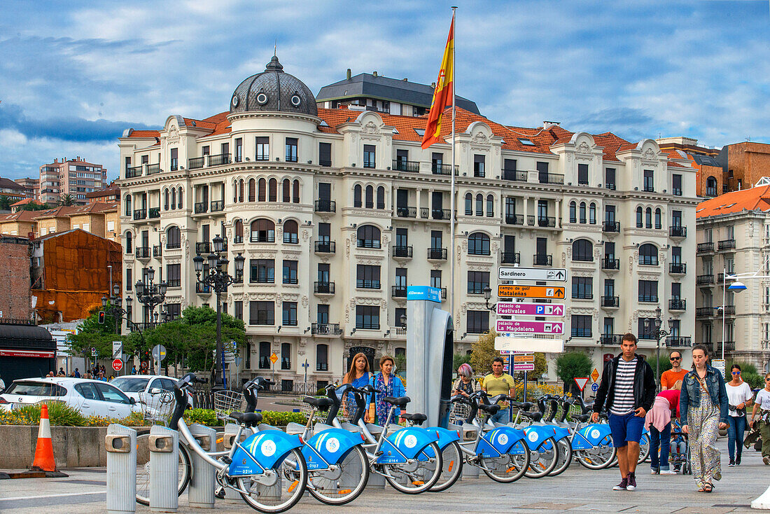 Fahrradverleih, Fahrräder in Santander Stadtzentrum, Kantabrien, Spanien, Europa. Fahrradverleih im Stadtzentrum von Santander, Kantabrien, Nordspanien