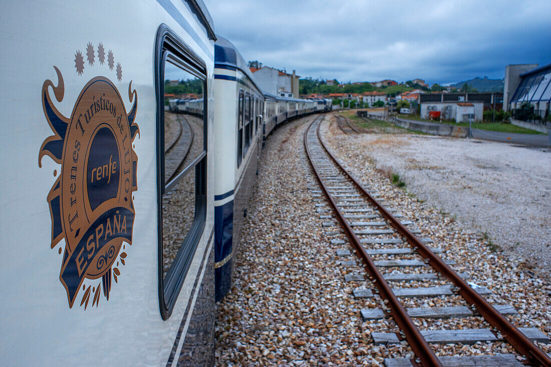 Wagen des Luxuszuges Transcantabrico Gran Lujo auf der Fahrt durch Nordspanien, Europa.