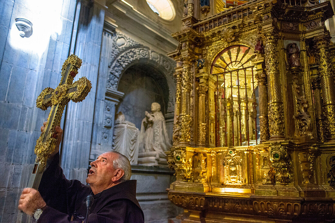 Ein Mönch des Klosters Santo Toribio in Nordspanien holt die heilige Reliquie heraus, die Teil des Kreuzes sein soll, an dem Jesus starb. Im Kloster Santo Toribio de Liebana. Region Liébana, Picos de Europa, Kantabrien Spanien, Europa