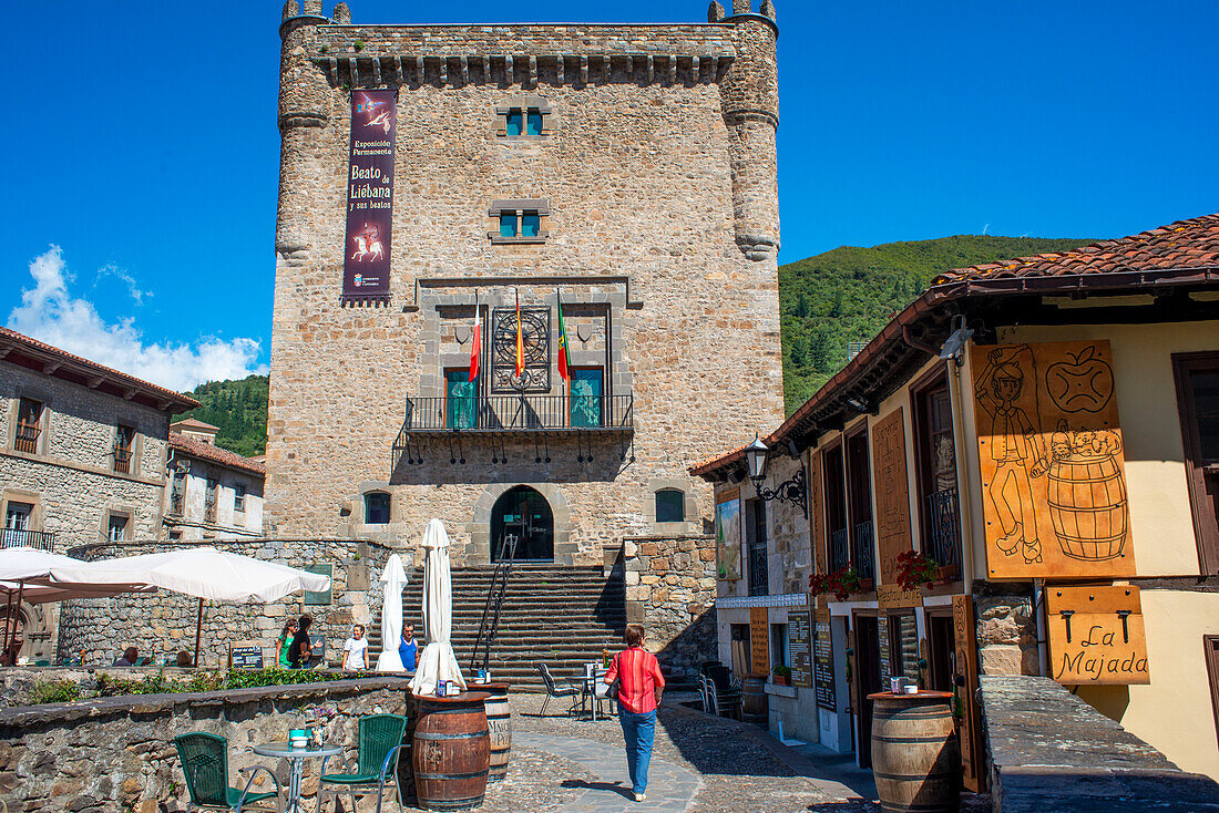 Potes Dorf hängt alte Gebäude über dem Rio Quiviesa, Potes, Picos de Europa Kantabrien, Spanien
