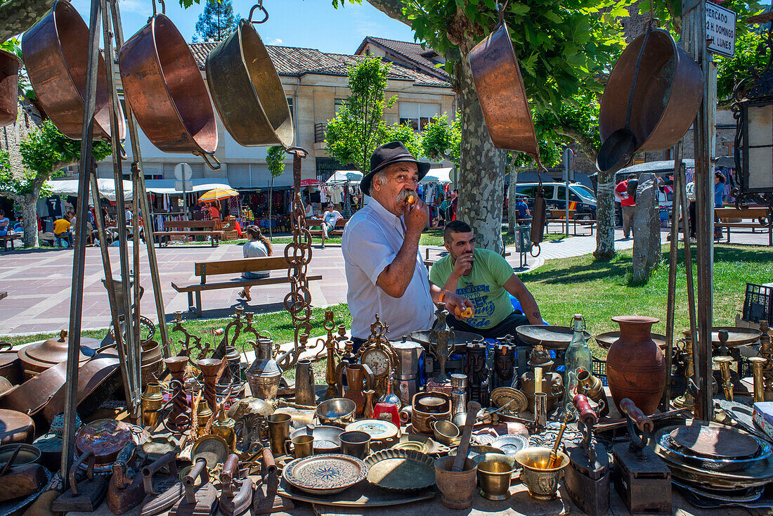 Traditioneller Sonntagsmarkt neben der Kirche in Potes im Picos de Europa Nationalpark Kantabrien Nordspanien