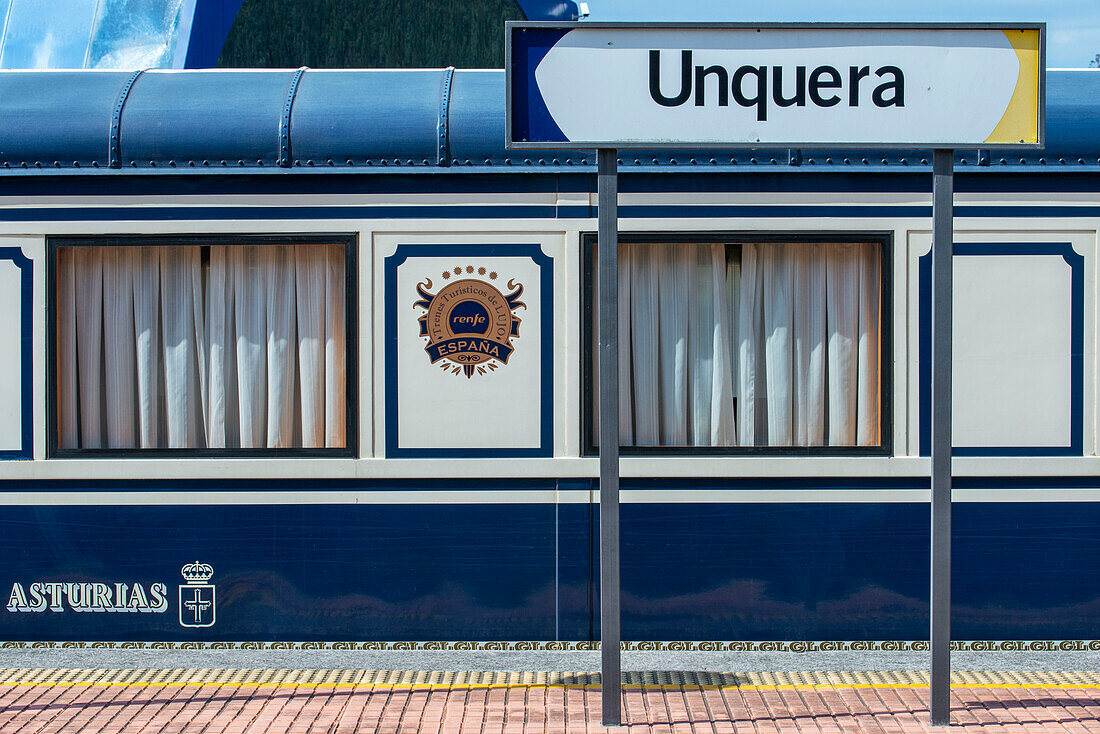 Außenwagen des Luxuszuges Transcantabrico Gran Lujo auf der Fahrt durch Nordspanien, Europa. Fahrt zwischen Unquera und Cabezon de la Sal.