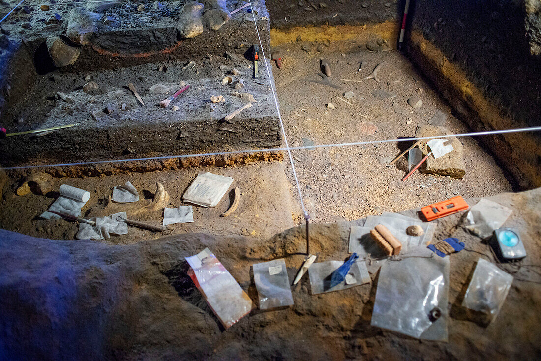 Paläolithische Werkzeuge und Nachbildung einer Höhlenmalerei mit einem Bison, Nationalmuseum und Forschungszentrum von Altamira, Santillana del Mar, Kantabrien, Spanien